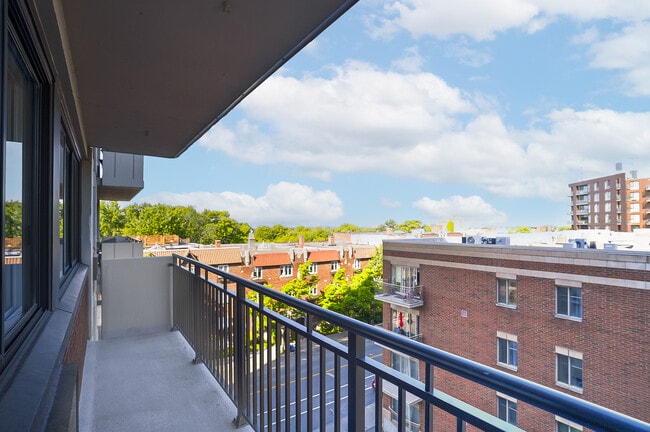 Building Photo - 5455 Rue de Terrebonne Unit 501