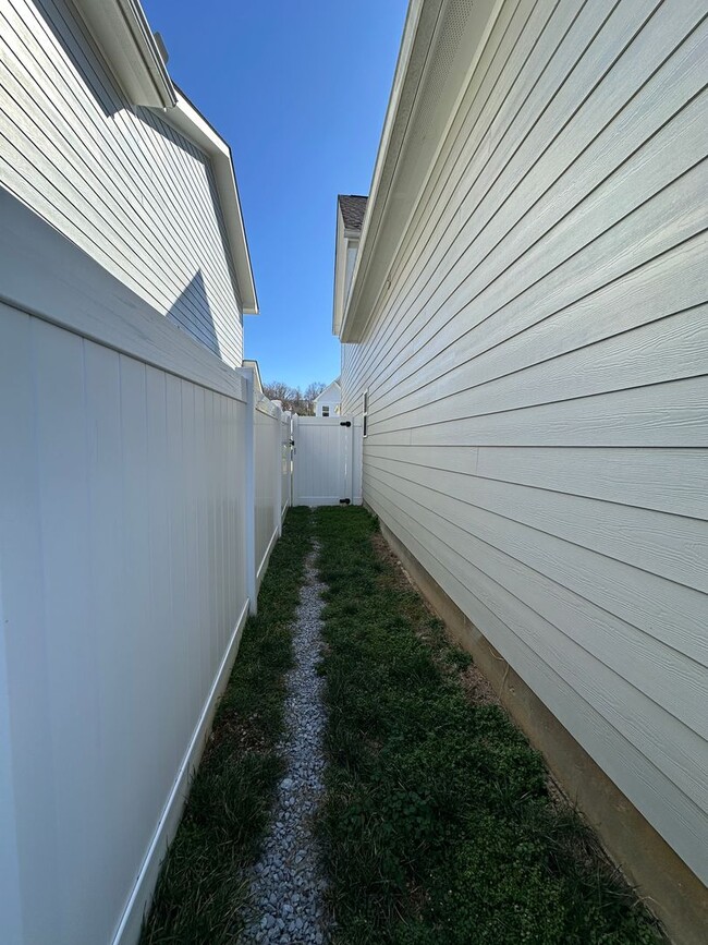 Photo - 3 Bed / 2.5 bath Home in Knoxville | Vaulted Ceilings | Gas Fireplace | HOA Community