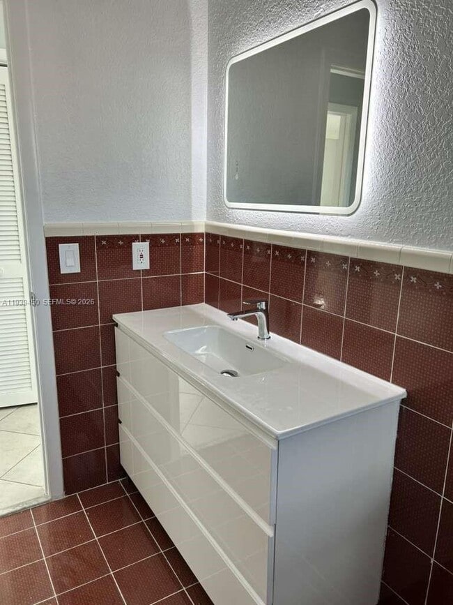 Photo - 948 E 47th St