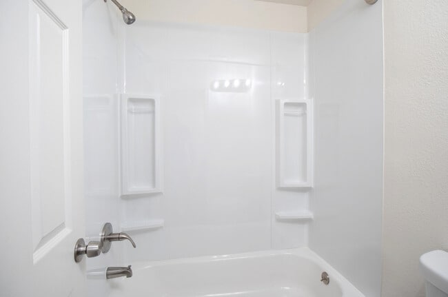 Tub/Shower - Lateral 14 Apartments