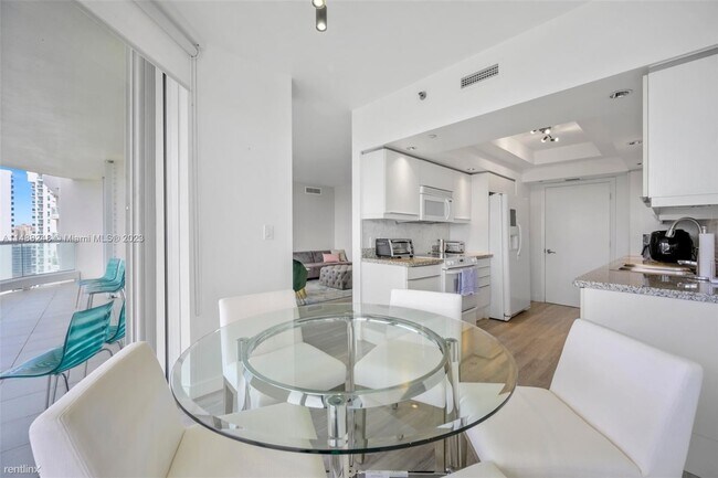 Photo - 3 br, 2 bath Condo - 7000 Island Blvd Apt ... Unidad Apt 2203