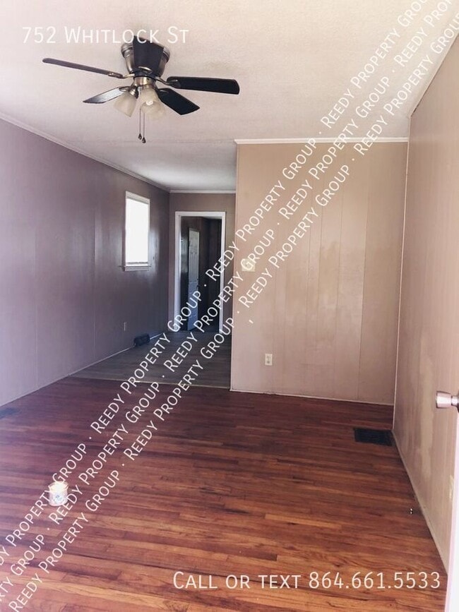 Photo - 752 Whitlock St