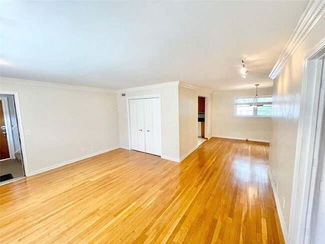 Building Photo - 3660 Peachtree Rd Unit C3