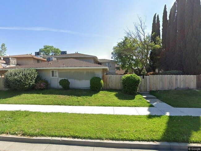 Building Photo - 2-bedroom, 1-bathroom unit Rental