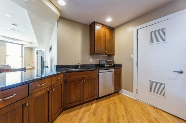 Photo - 1100 Clinton St