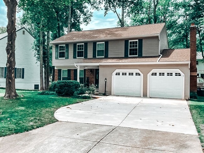 Building Photo - Fantastic 4 Bedroom 3.5 Bathroom Colonial ...