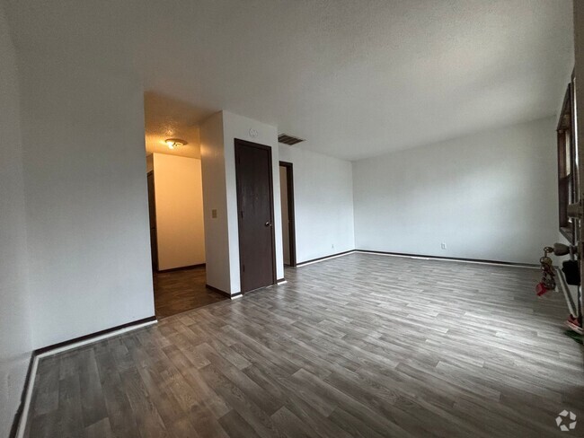 Building Photo - 1 bedroom 1 bath duplex available now Rental