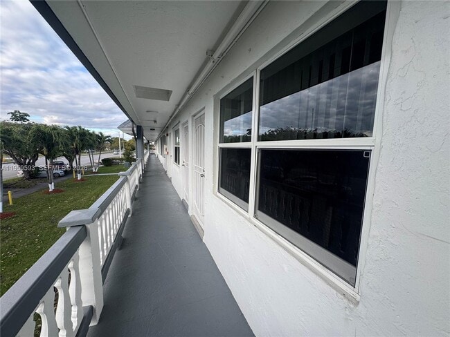 Photo - 20337 NE 2nd Ave Unidad 17