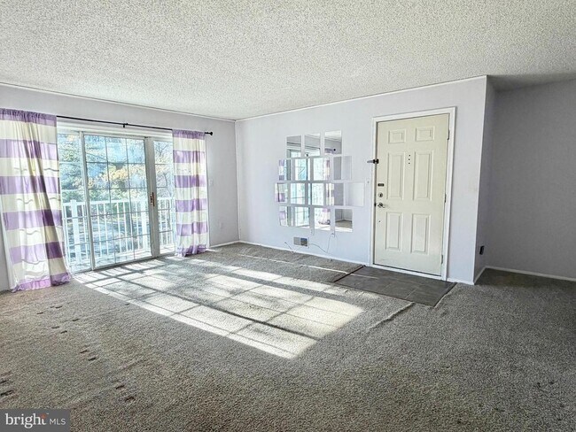 Photo - 82 Versailles Ct