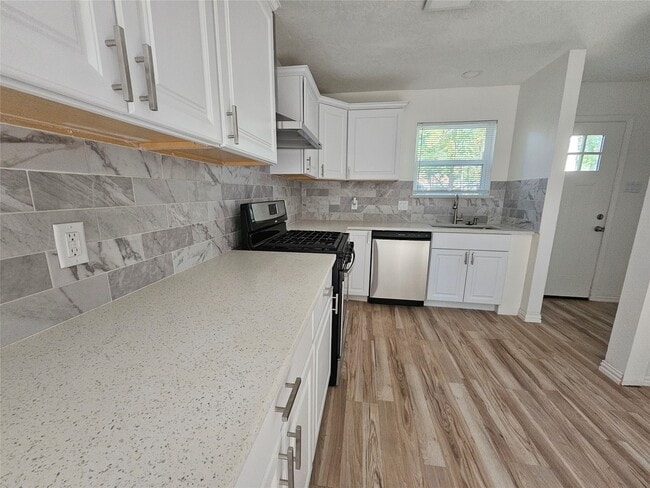 Photo - 105 E Wavy Oak Cir