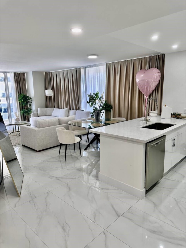 Building Photo - 1830 S Ocean Dr Unit 2406