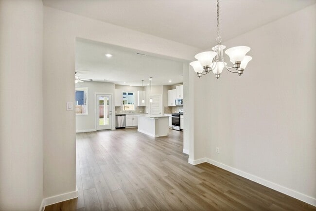 Photo - 586 Avisa Dr