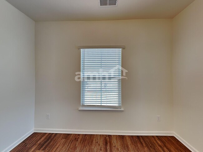 Photo - 553 Larragan Dr