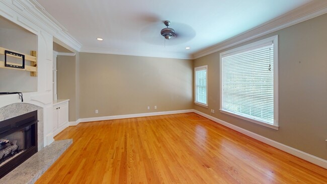 Photo - 2140 Rossmore Rd