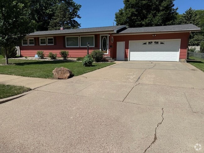 Building Photo - Retro Style Home with Massive Backyard