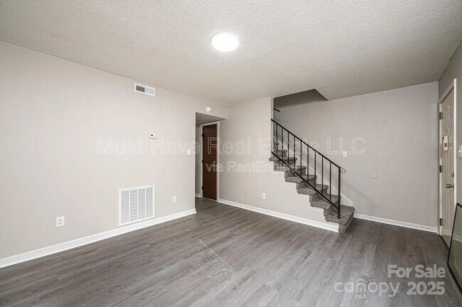 Photo - 1051 3rd St SE