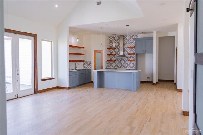 Photo - 10 N J Hernandez St