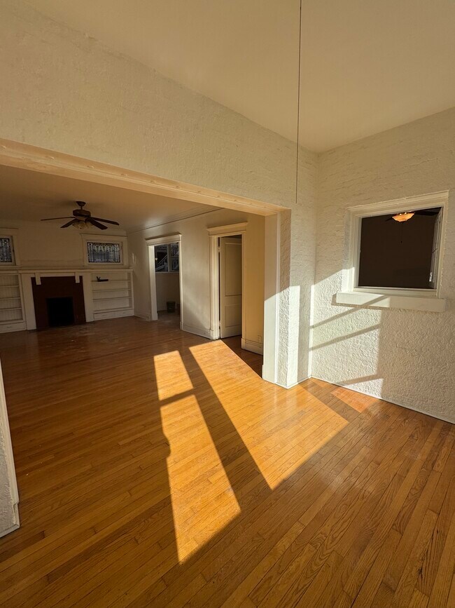 Photo - 3619 N Pine Grove Ave Unidad 2W