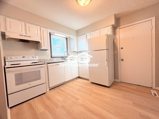 Photo - 922 E Railroad Ave