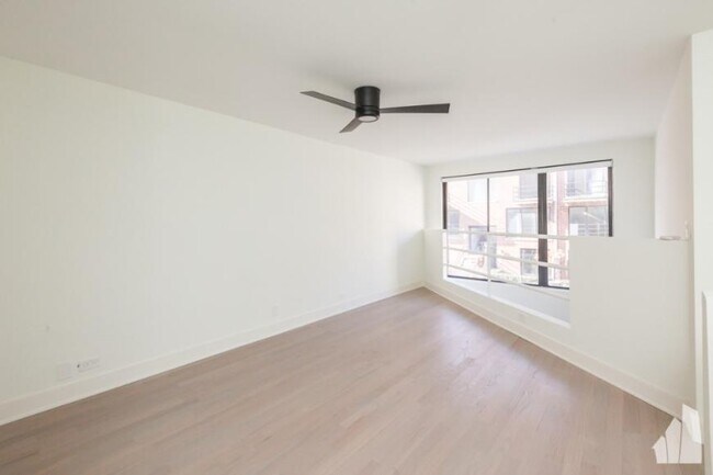 Building Photo - 1 bedroom in Chicago IL 60613 Unit 954-J201 Rental