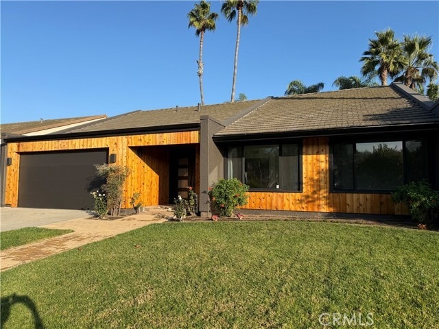 Building Photo - 15999 Via De Las Palmas