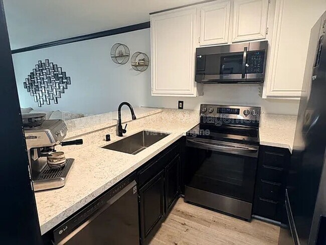 Photo - 6924 Hyde Park Dr Unit 214