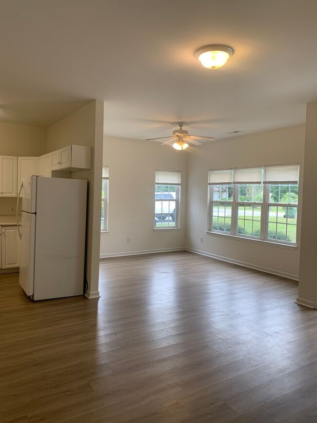 Photo - $500 OFF 1ST MONTHS RENT! 3 Bedroom 2 Bath...