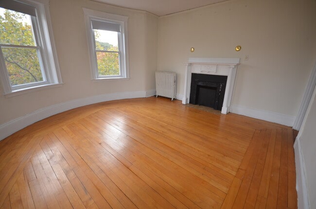Building Photo - 1834 Beacon St Unit 8 Rental