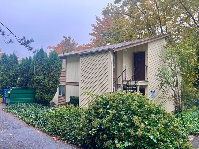 Building Photo - Single level top floor 1 bed Flat w/Covere... Unit 3404