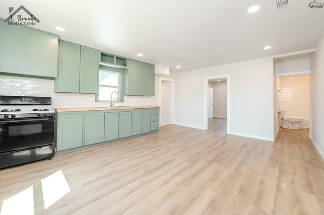 Photo - 415 N Oak St