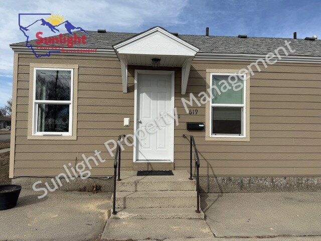 Building Photo - 2 Bed 1 Bath Apartment