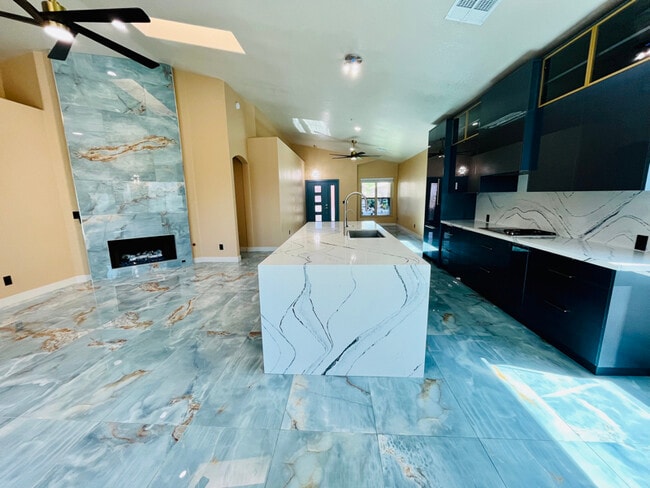 Building Photo - 8709 E Gail Rd