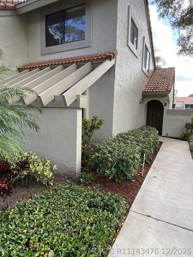 5621 Coach House Cir Unit D