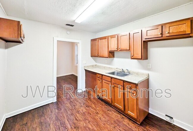 Photo - 2053 Baldwin St
