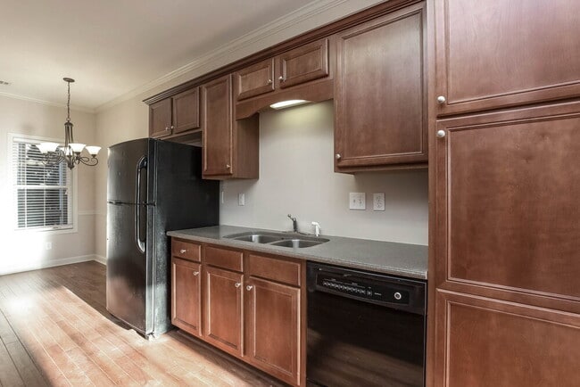 Photo - 537 Pringle Dr NE