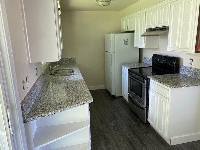 Building Photo - 4 Bedroom, 2 Bathroom House with Large Fenced Backyard, New Vinyl Plank Flooring, Granite Counter...