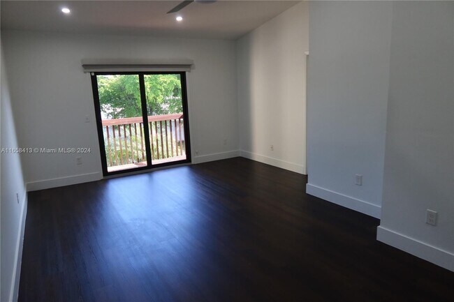 Photo - 454 SE 14th St