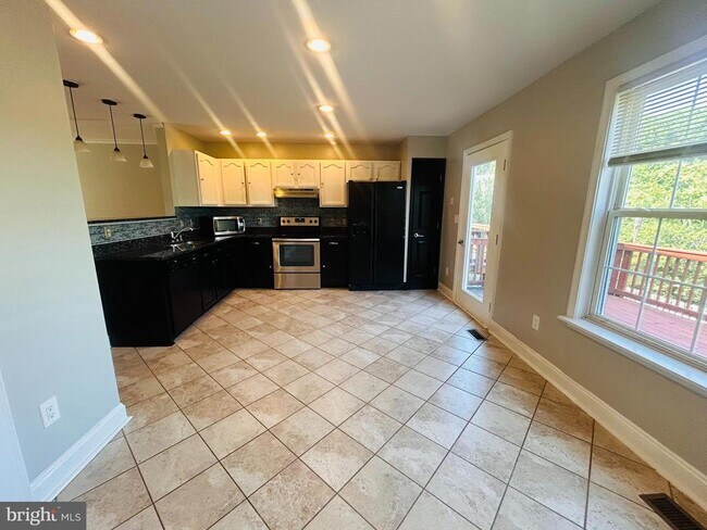 Photo - 400 Munsons Hill Ct