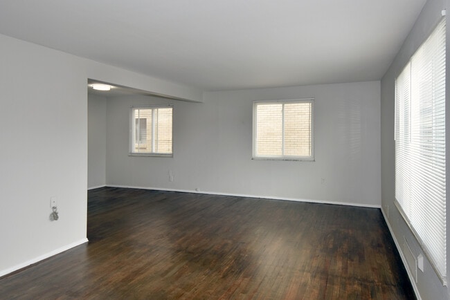 Spacious living room - 3152 Glendale Ave Unit 1