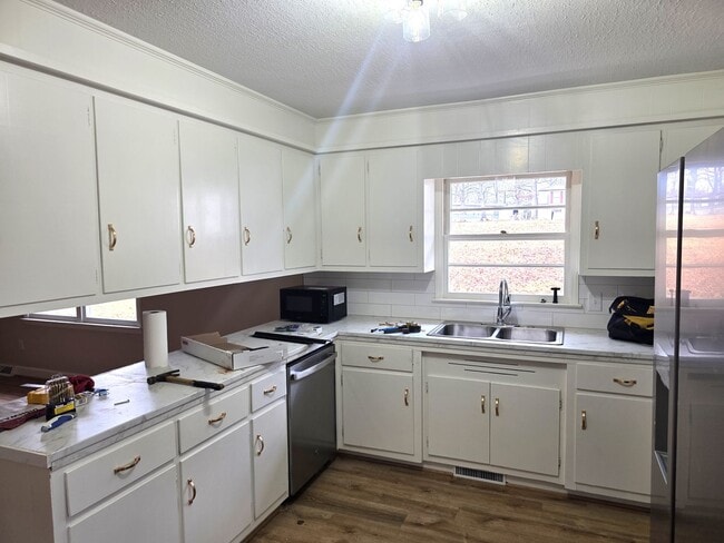 Photo - 3 Bed 1.5 Bath Rental Home Mount Airy