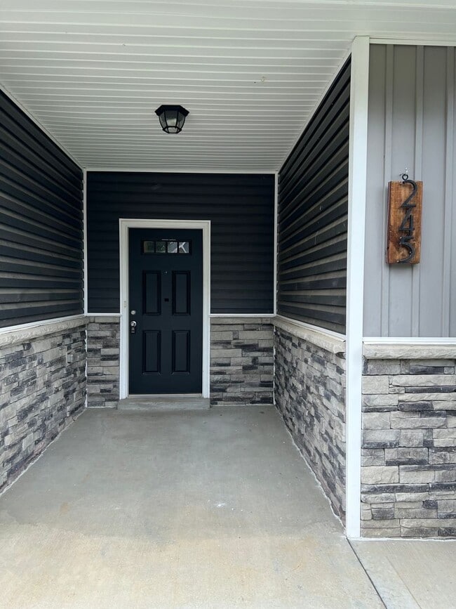 Photo - Spacious 4 Bedroom Home in Sango