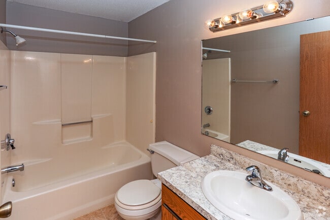 2BR, 1BA - 900SF - Ninth Circle Apartments