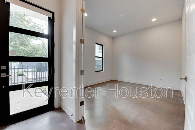 Photo - 2928 Lamar St