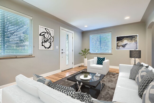 Building Photo - 4 Bed, 2 Bath Duplex – Bright, Stylish, Mo... Rental