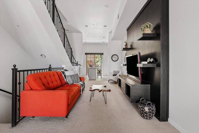 Photo - 421 W 6th St