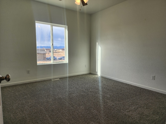 Building Photo - 710-712 E Hahns Peak Unit 710 E Hahns Peak Rental
