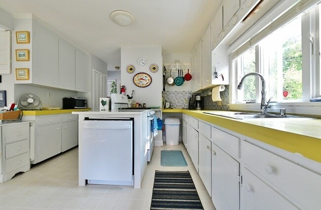 Photo - 208 Standish Rd