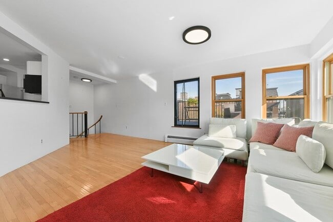 32 Concord Sq Unit 20