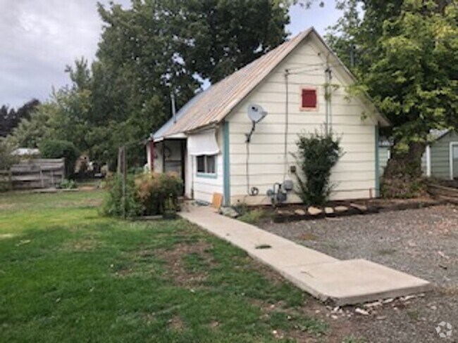 Building Photo - Cute little one bedroom house