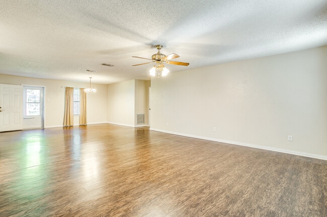 Photo - 1104 Sproles Dr